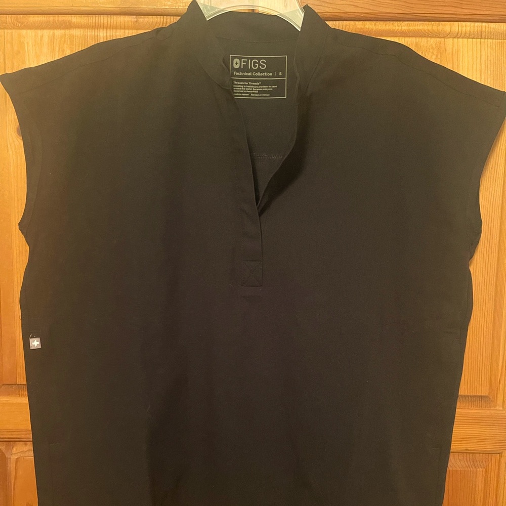 Figs black Rafaela scrub top, size small.